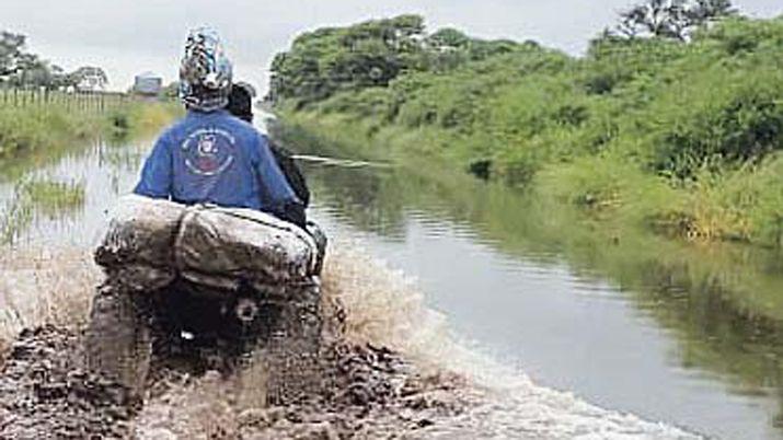 En El Cuadrado el suelo ya no absorbe el agua impide trabajos y dificulta la ayuda