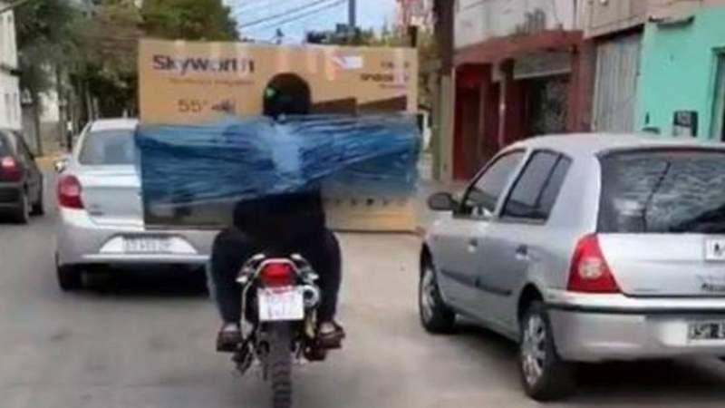 Video- Ataron en su cuerpo un lavarropas y un televisor para llevarlos en moto