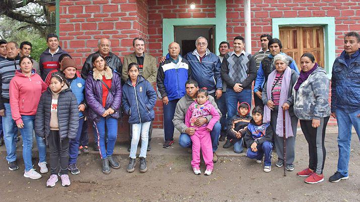 Beneficiaron a 15 familias con viviendas sociales en Villa Guasayaacuten