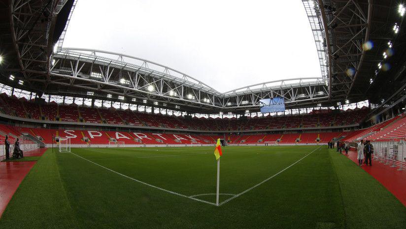 Futbolista ruso anota dos goles desde el techo del estadio