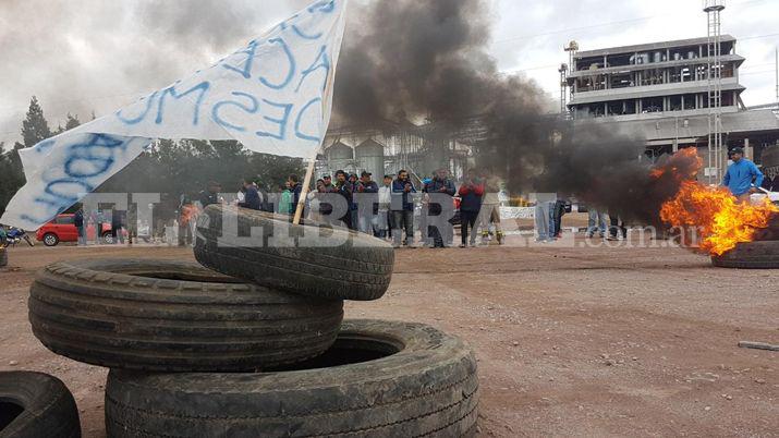 La policiacutea desalojoacute a los trabajadores de Viluco y liberaron el paso de camiones