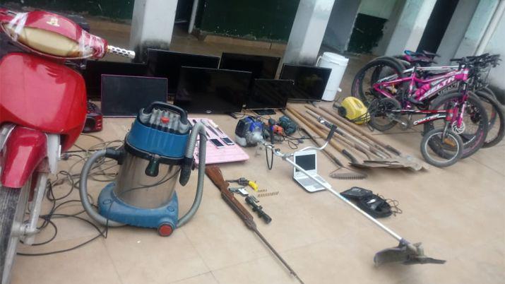 En allanamientos simultaacuteneos recuperan bienes y secuestran armas