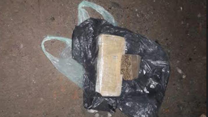 Dealer acorralado por la policiacutea tiroacute un kilo de marihuana