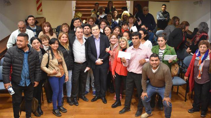 Gobernador entregoacute micro emprendimientos a beneficiarios de Capital Banda y el interior