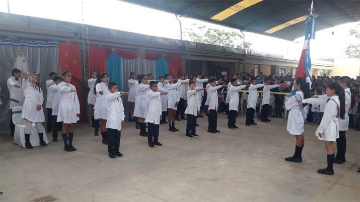 Alumnos de seacuteptimo grado emocionaron con su promesa a la bandera santiaguentildea