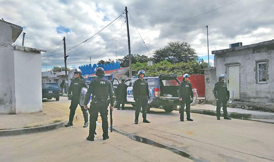 Hermanos esposa de uno de ellos y un primo vendiacutean cocaiacutena por la tapia de una casa