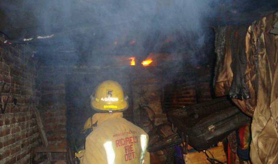 Dejoacute una vela encendida se prendioacute fuego la habitacioacuten y provocoacute dantildeos