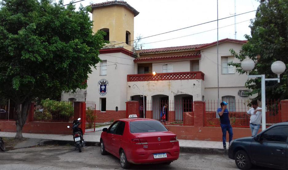 Perdioacute el control de su camioneta e impactoacute contra un poste de luz