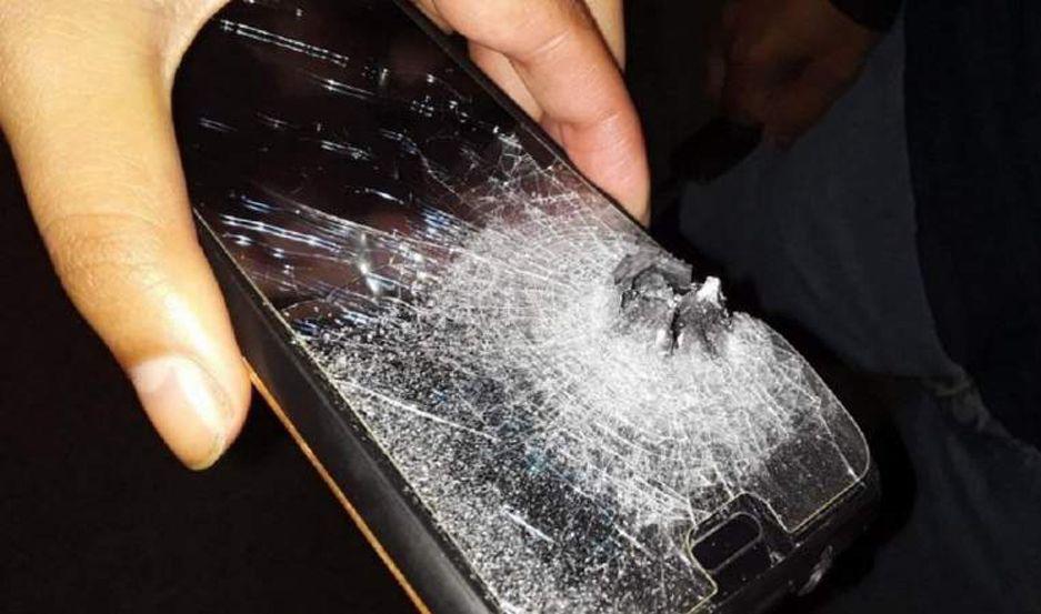 El celular le salvoacute la vida tras recibir un disparo cuando iban a robarle