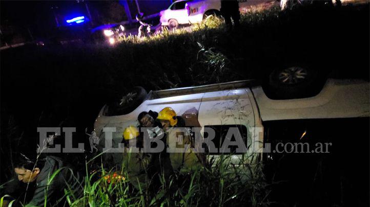 El conductor de una camioneta se durmioacute y terminoacute dentro de una acequia