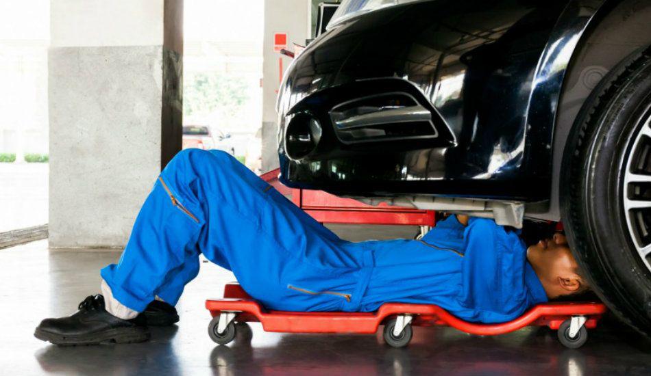 Mecaacutenico casi muere aplastado al revisar una camioneta
