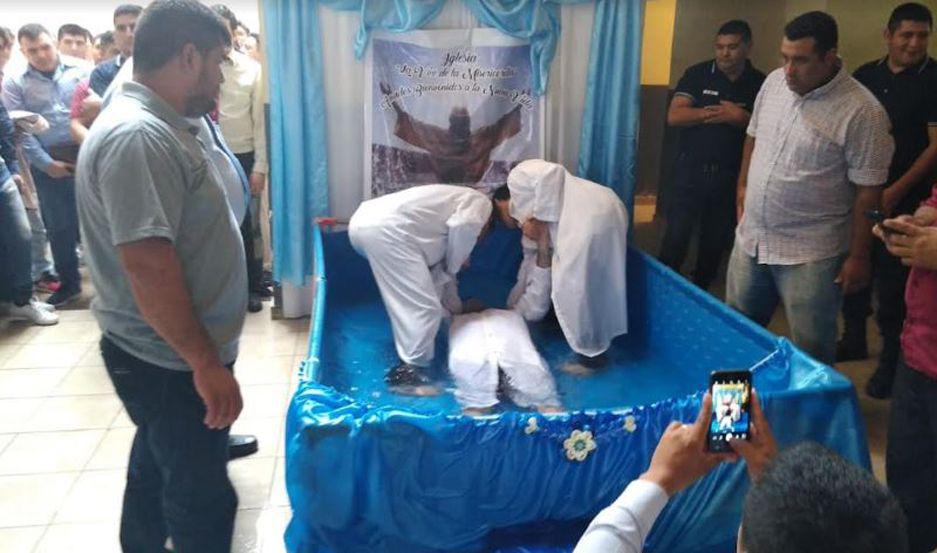 Bautizaron a 16 internos y condenados de la Alcaidiacutea de Varones Banda