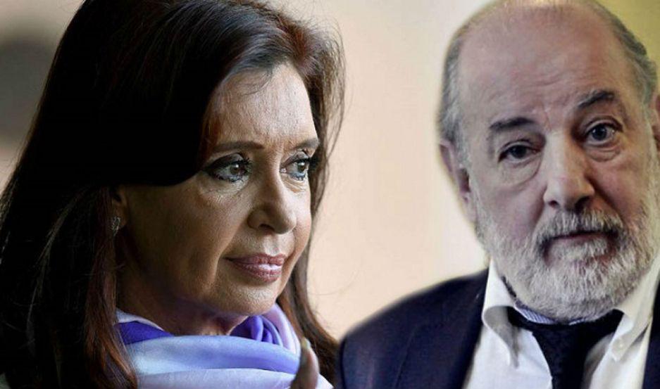 Bonadio quiere embargar la recaudacioacuten del libro de CFK