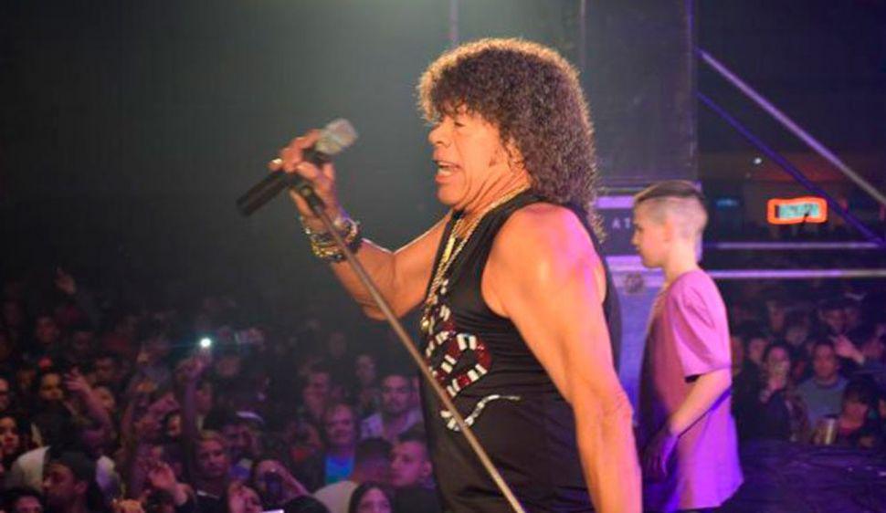 Furor por el albantildeil que imita a La Mona Jimeacutenez