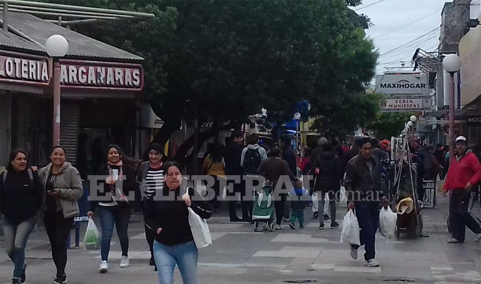 Escasa adhesioacuten al paro nacional- la actividad es normal en Santiago