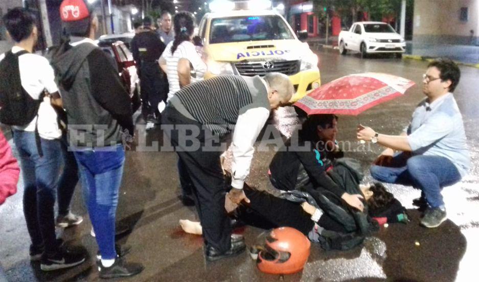 Se quiso bajar del auto y una motociclista se incrusto en la puerta