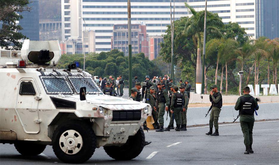 VIDEO Impresionantes imaacutegenes cuando un tanque pasa por encima a manifestantes
