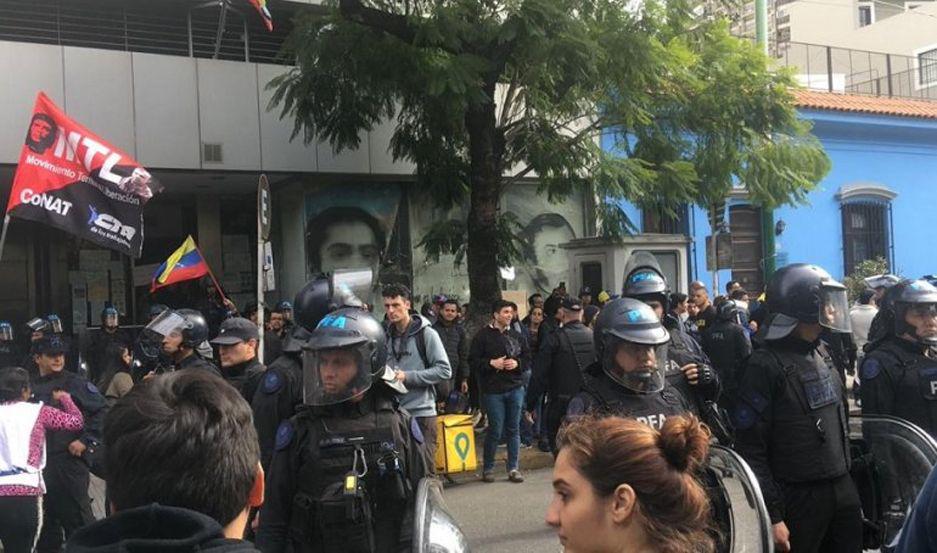 Defensores de Guaidoacute y chavistas se agredieron frente a la Embajada de Venezuela