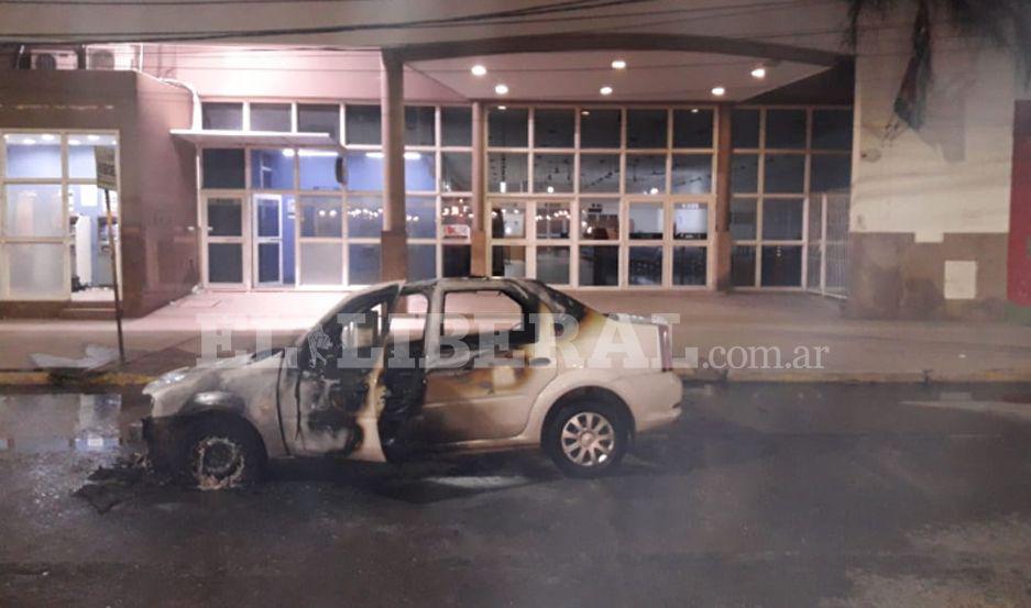 Video  Un auto se incendioacute por completo en La Banda