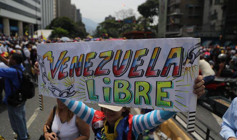 Miles de venezolanos se vuelcan a las calles para pedir que se vaya Maduro