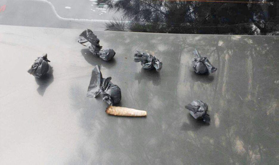 Fueron interceptados por la Policiacutea y trataron de desprenderse de cocaiacutena