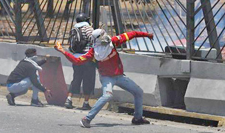 Tres altos funcionarios venezolanos negociaron con la oposicioacuten la caiacuteda de Maduro pero se echaron atraacutes