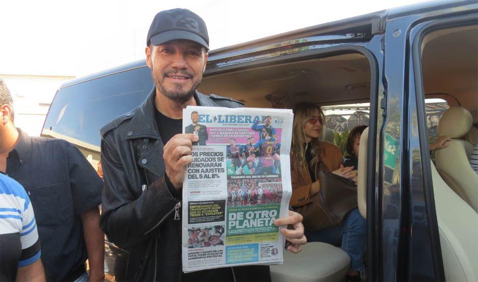 Marcelo posó con EL LIBERAL y ya se alojó en el Amerian a la espera del programa de esta noche