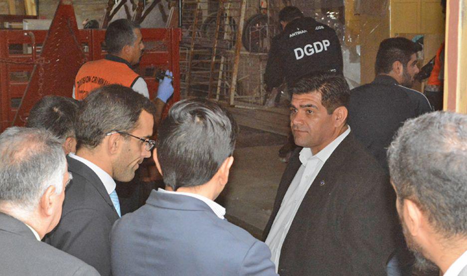 Filmaciones de las caacutemaras de seguridad y presencia de poacutelvora en manos y prendas de vestir complican al acusado