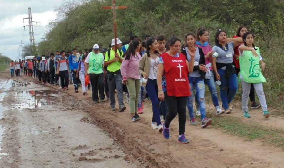 La lluvia no detuvo a maacutes de 200 joacutevenes que peregrinan a la Cruz de Mataraacute