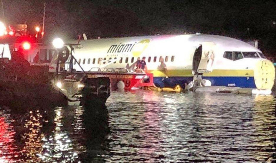 Se despista un avioacuten con 143 personas y cae a un riacuteo en Florida