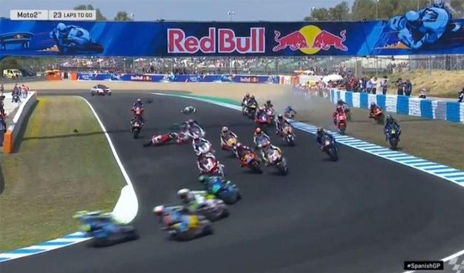 VIDEO Brutal accidente muacuteltiple al inicio de la prueba de Moto2