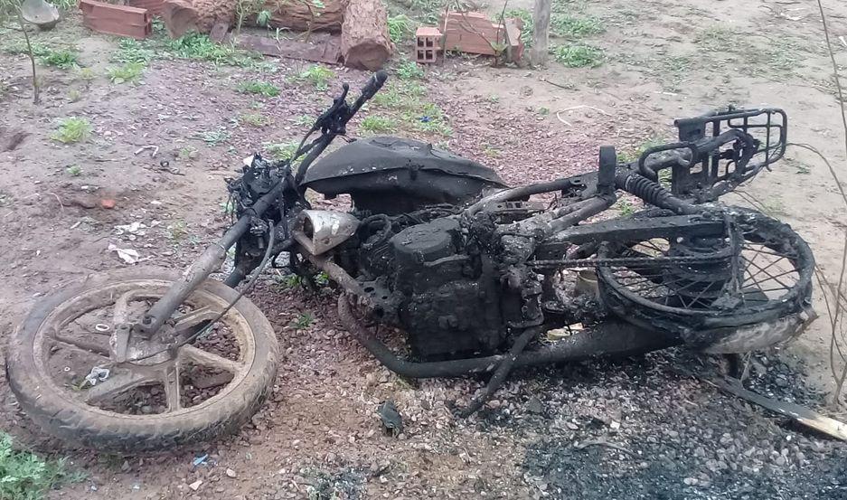 Ebrio amenazoacute a su esposa e hija destrozoacute la casa e incendioacute una moto