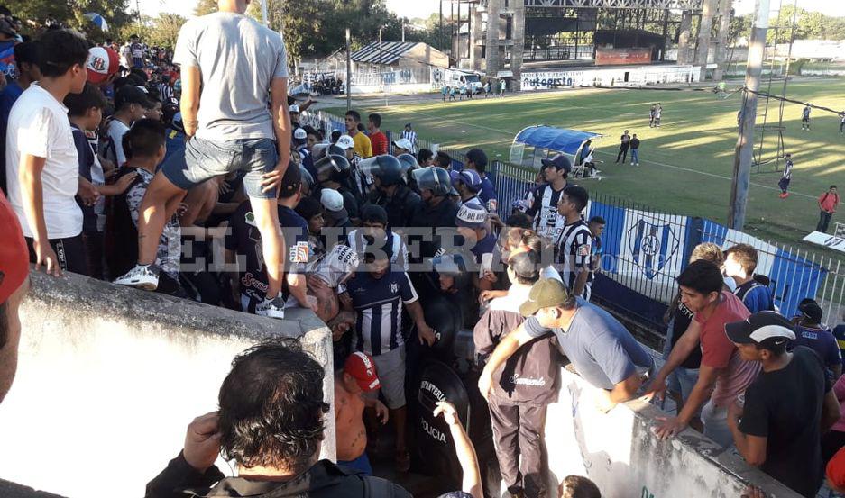 VIDEO Violentos incidentes entre hinchas de Sarmiento en el claacutesico bandentildeo
