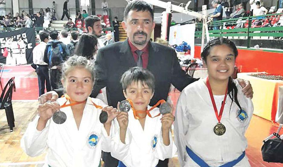 Santiaguentildeos ganaron medallas en Taekwondo