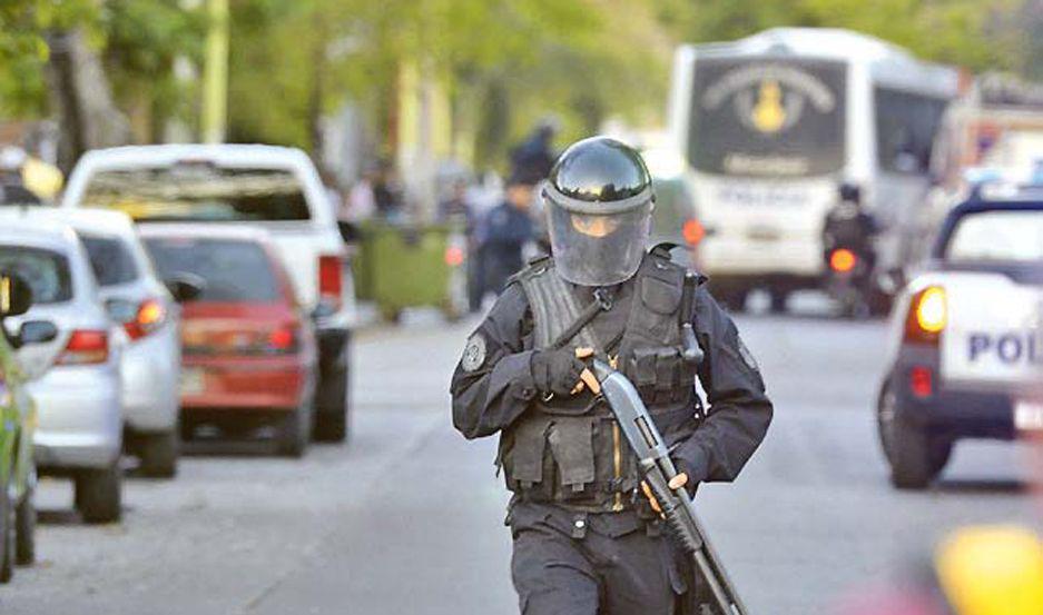 Tres policiacuteas heridos por bochornos en dos boliches