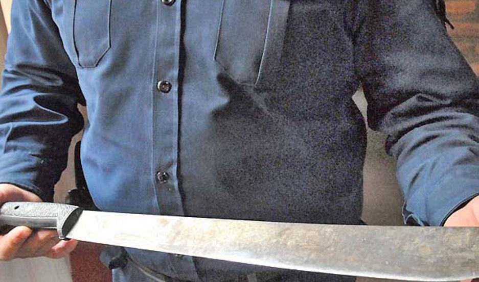 Su pareja deberiacutea  4500 y eacutel expulsoacute con una machete a la cobradora