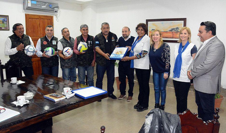 Heacuteroes de Malvinas realizaron donaciones a la Esc primaria
