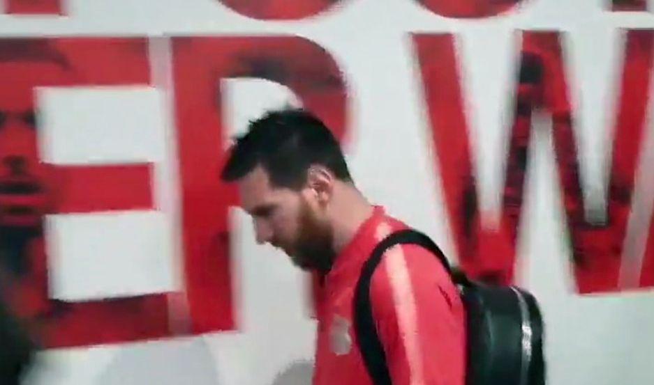 VIDEO  Tenso cruce entre hinchas del Barcelona y Messi en el aeropuerto