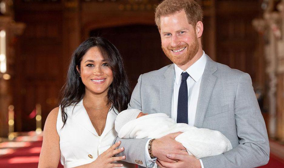 El priacutencipe Harry y Meghan Markle presentaron a su hijo