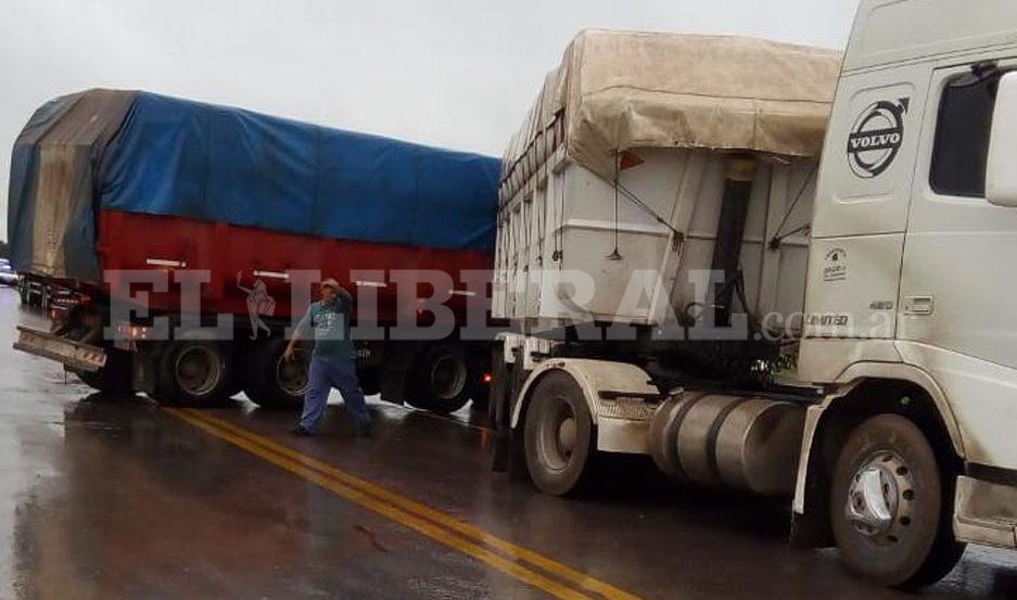 Perdioacute el control del camioacuten y quedoacute atravesado en la Ruta 34