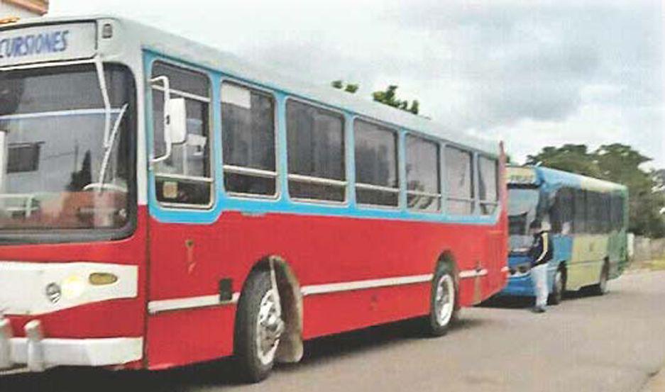 Suman colectivos para el transporte gratuito de maacutes de 120 chicos que estudian en Friacuteas
