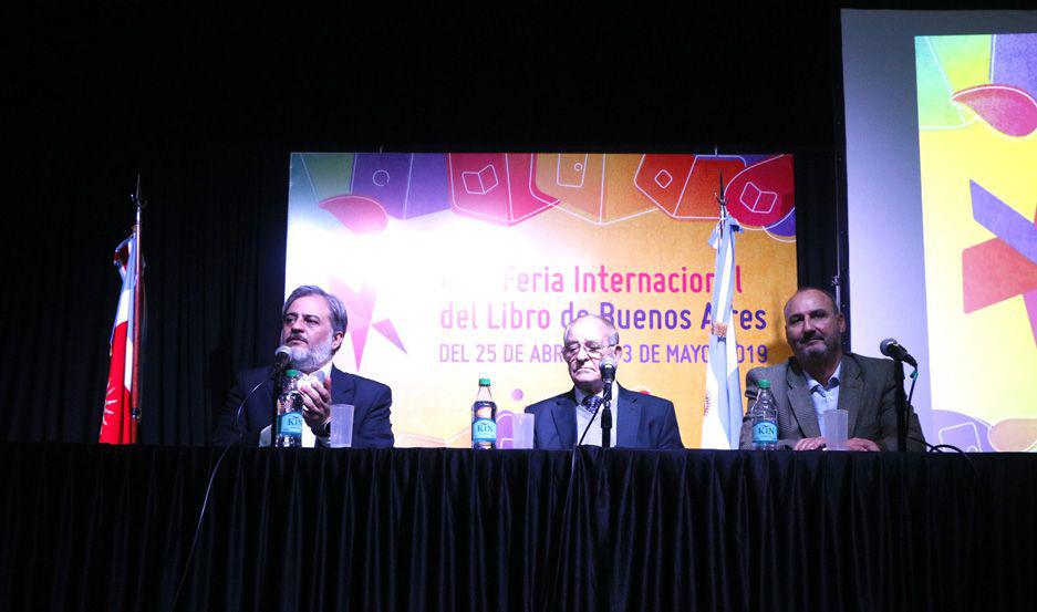 Tarde bien santiaguentildea en la 45ordf edicioacuten de la Feria Internacional del Libro