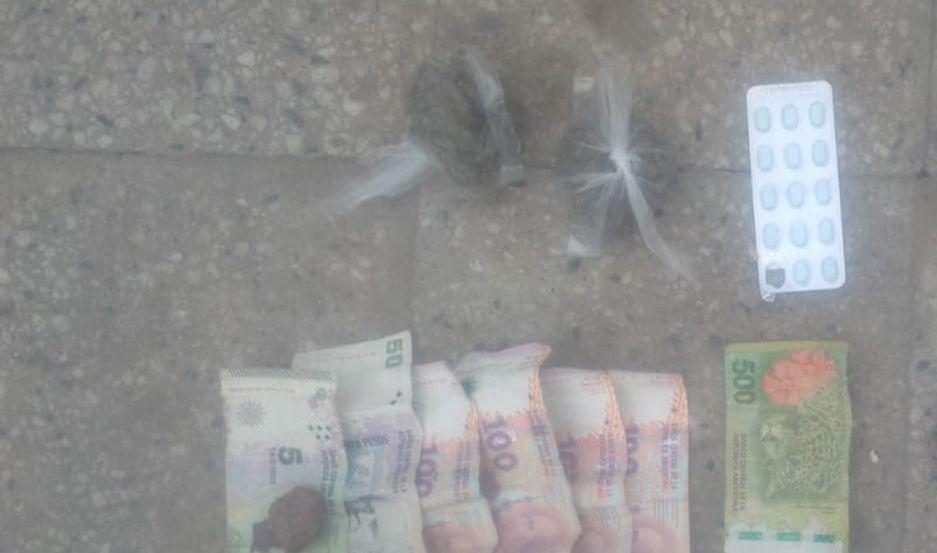 Motociclista voltearon marihuana en un control policial