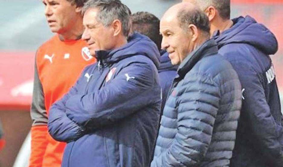 Ricardo Bochini le bajoacute el pulgar a Ariel Holan en Independiente