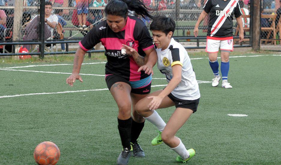 Fuacutetbol femenino- La Federacioacuten Santiaguentildea regularaacute la actividad