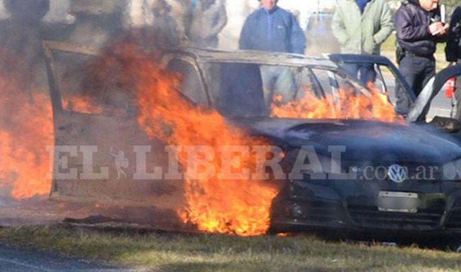 Tras darse a la fuga Jimeacutenez prendioacute fuego un auto