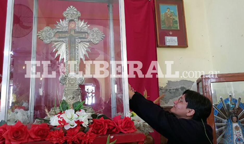 Video  El momento en el que trasladan la Cruz auteacutentica del Sentildeor de Mailiacuten