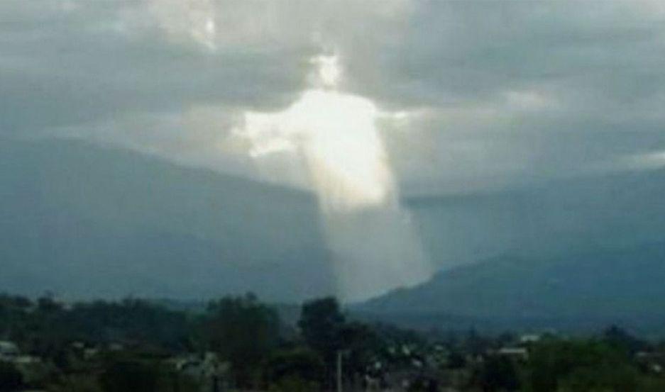 Una figura de Jesuacutes en el cielo conmovioacute al norte argentino