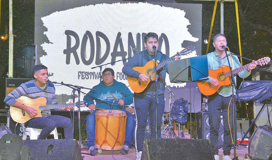 Comida gourmet buena muacutesica y cerveza artesanal para los bandentildeos
