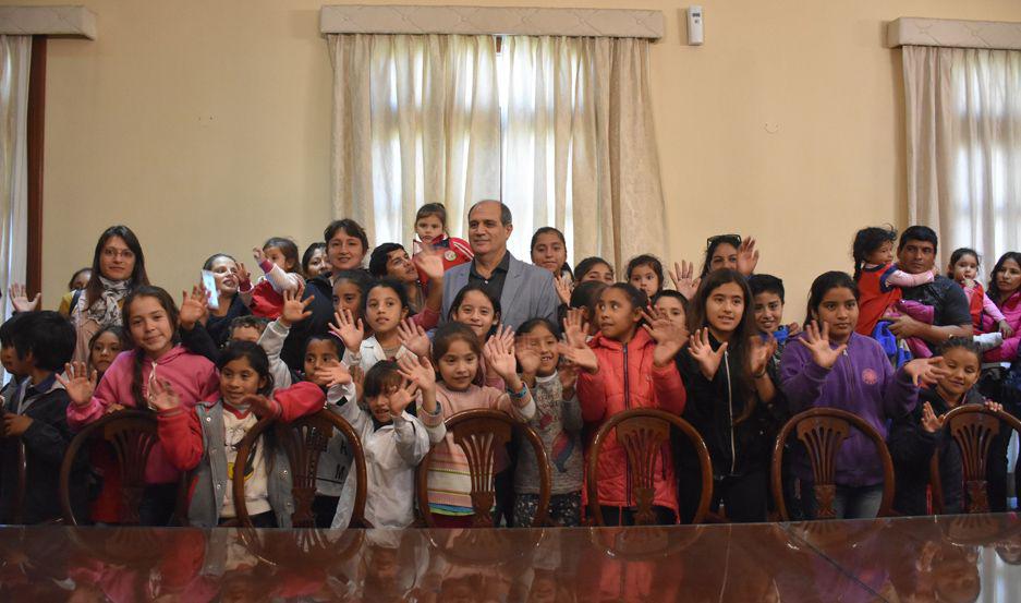 Alumnos y docentes de Averiacuteas visitaron la Casa de Gobierno